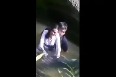 Dokumentasi Gadis Cantik Pasrah Kasur Sungai